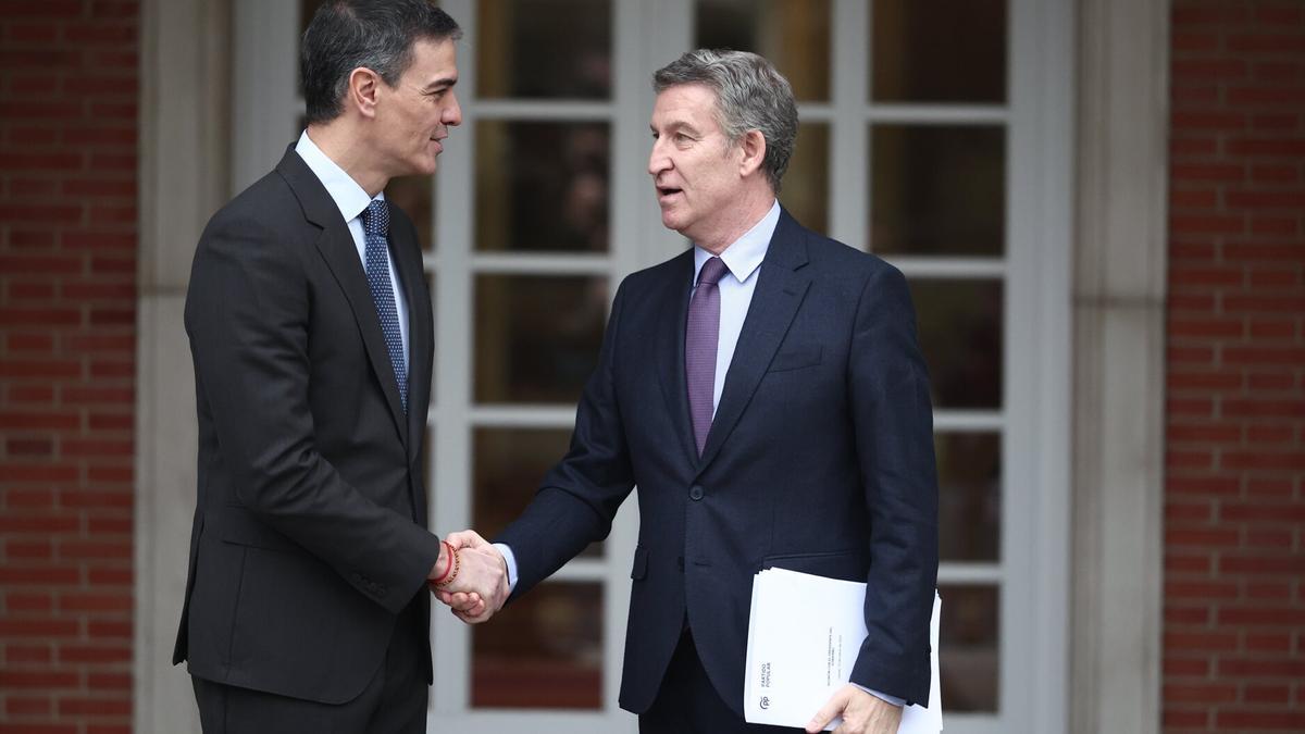Sánchez recibe a Feijóo en el Palacio de la Moncloa el pasado marzo.
