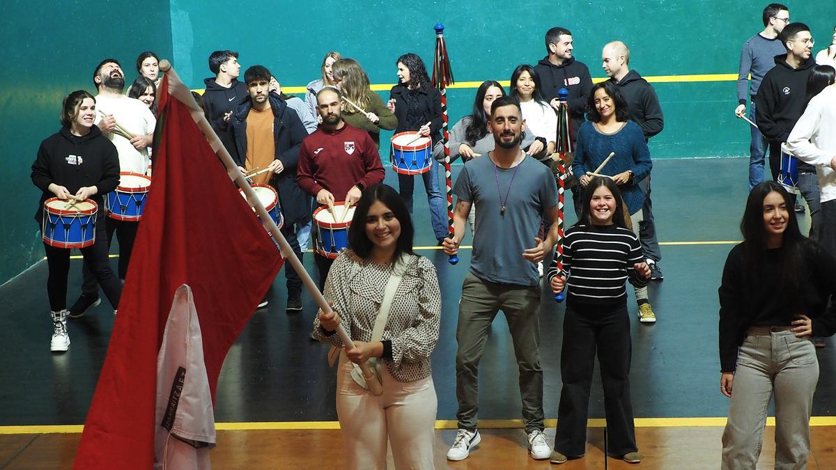 Miembros de la compañía Izarraitz AFT, que se estrena este año en la tamborrada,  en los prolegómenos del ensayo del miércoles en el frontón Gurea.
