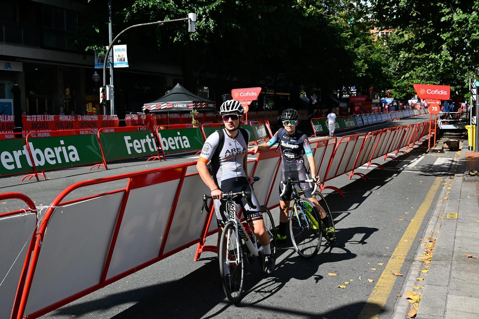 La Vuelta llega a Bizkaia: las imágenes del montaje en Bilbao