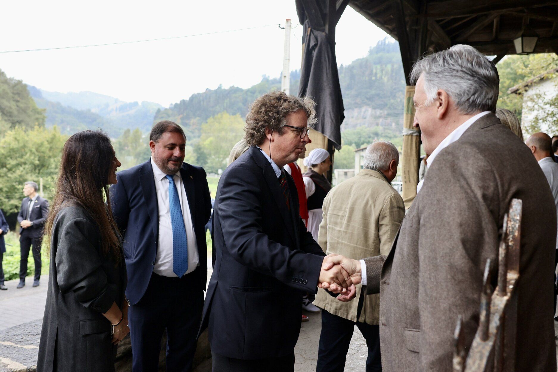 El presidente de las Juntas de Gipuzkoa, Xabier Ezeizabarrena, saluda al alcalde de Iruñea, Joseba Asiron, ante la mirada de la presidenta del Parlamento Vasco, Bakartxo Tejeria, y el también presidente del Parlamento Navarro, Unai Hualde