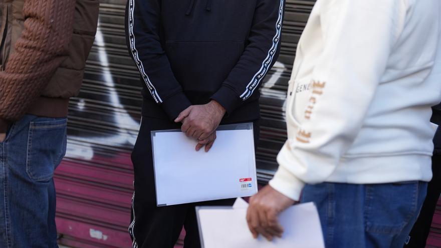 El Gobierno español crea un registro para que sindicatos y ONG tramiten expedientes de extranjería en nombre de migrantes