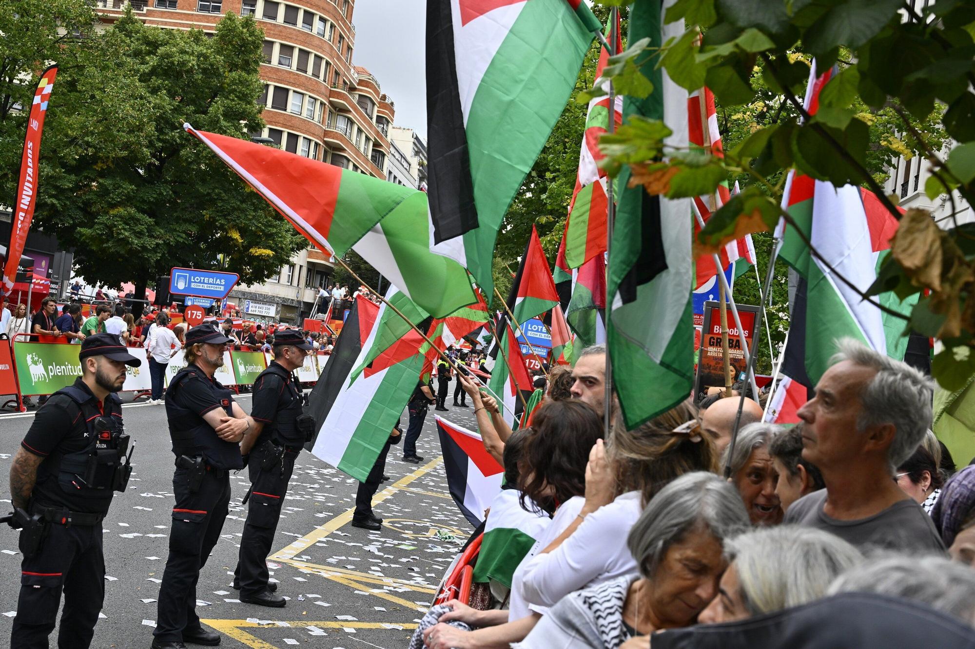 En imágenes: protesta contra el Israel al paso de la La Vuelta por Bilbao