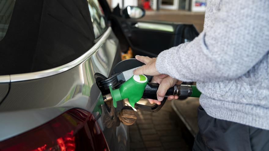Por qué es peligroso llenar el depósito de gasolina hasta el tope