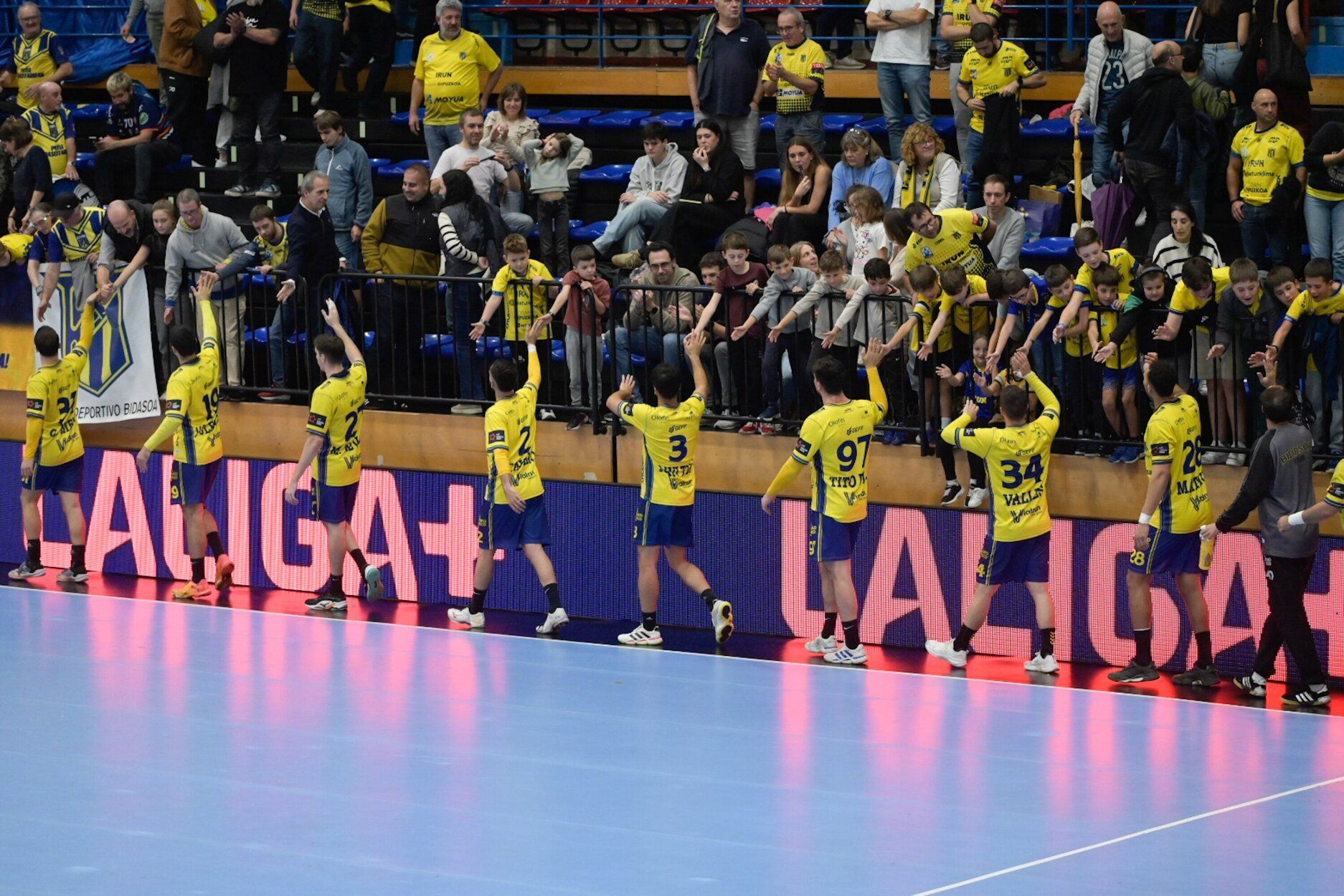 Los jugadores del Irudek Bidasoa Irun saludan al público tras el partido ante el Guadalajara en Artaleku