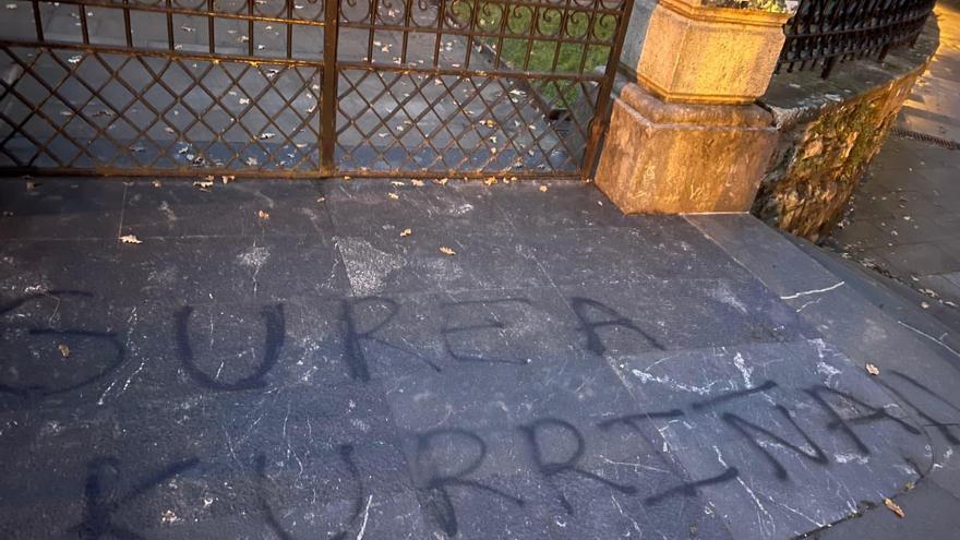 Hacen una pintada y se llevan la bandera española de la Casa de Juntas de Gernika