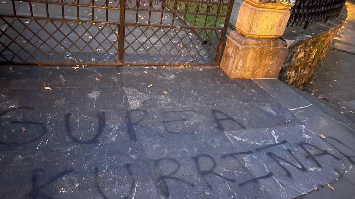 Vandalizan con una pintada la Casa de Juntas Generales de Bizkaia, en Gernika.