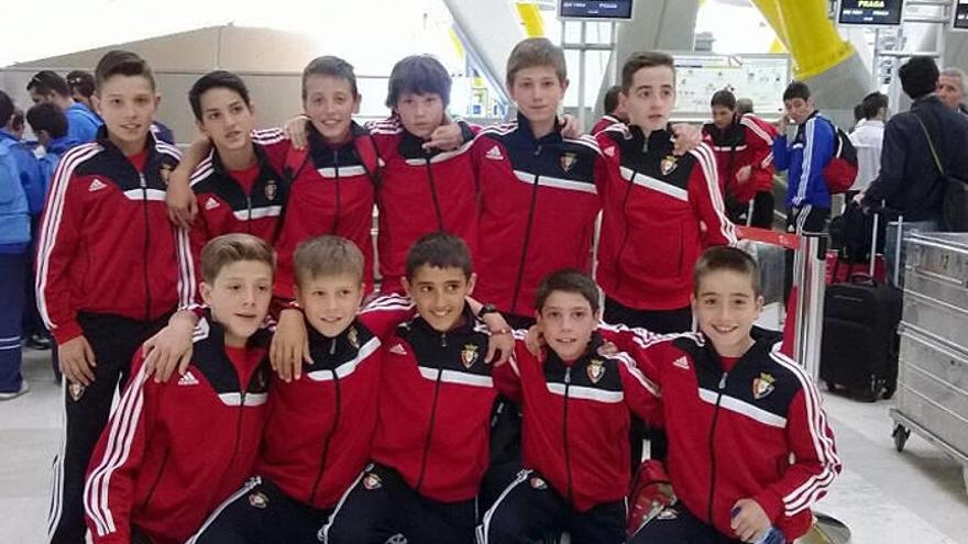 Los once jugadores del equipo Alevín A de Osasuna posan en el aeropuerto de Barajas antes de volar hacia Lima.
