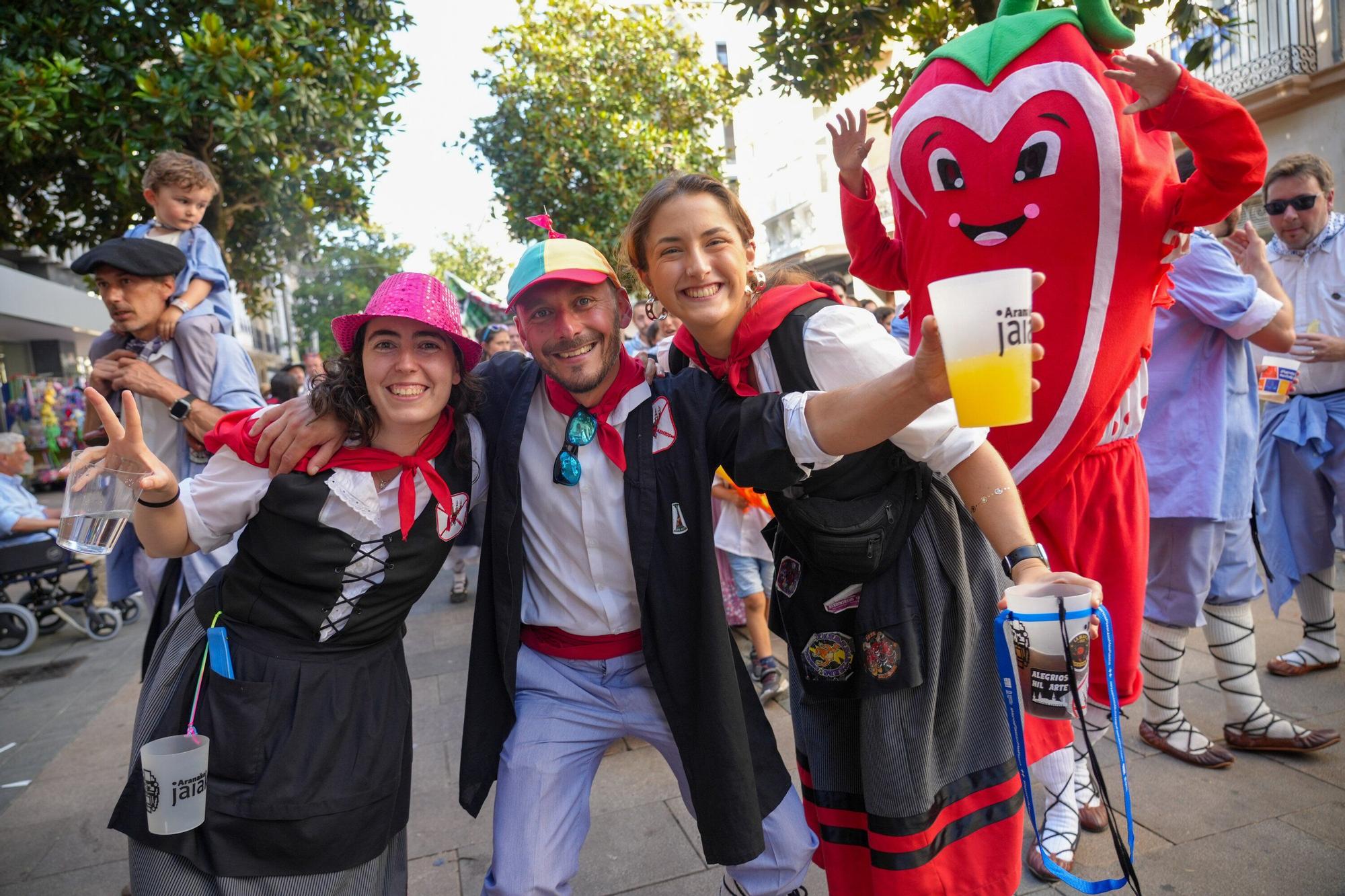 En imágenes: Celedón Txiki y Edurne lideran el paseíllo a pesar del calor
