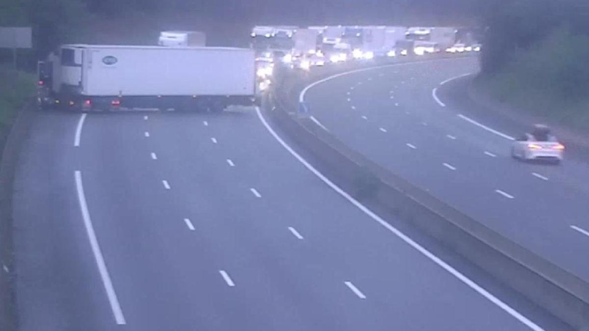 Accidente de un camión en la autopista A 63 en dirección a Baiona