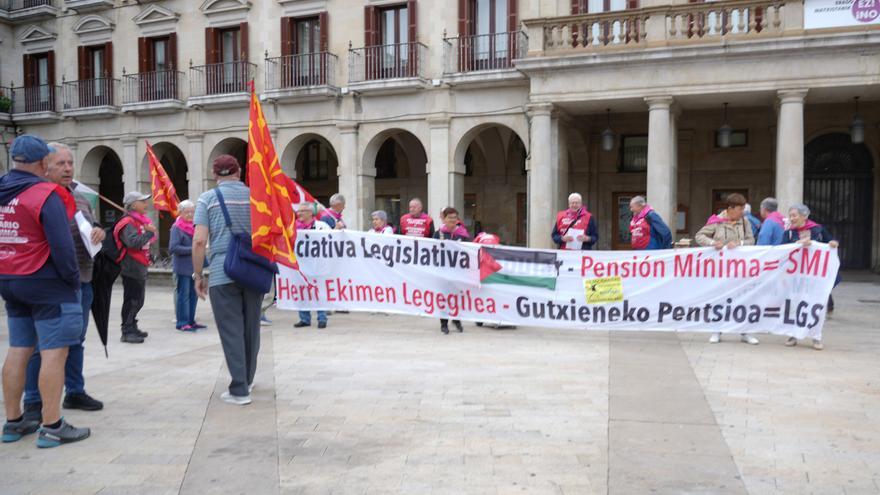 Los pensionistas retoman sus concentraciones en Vitoria con críticas al rechazo del Gobierno a su ILP