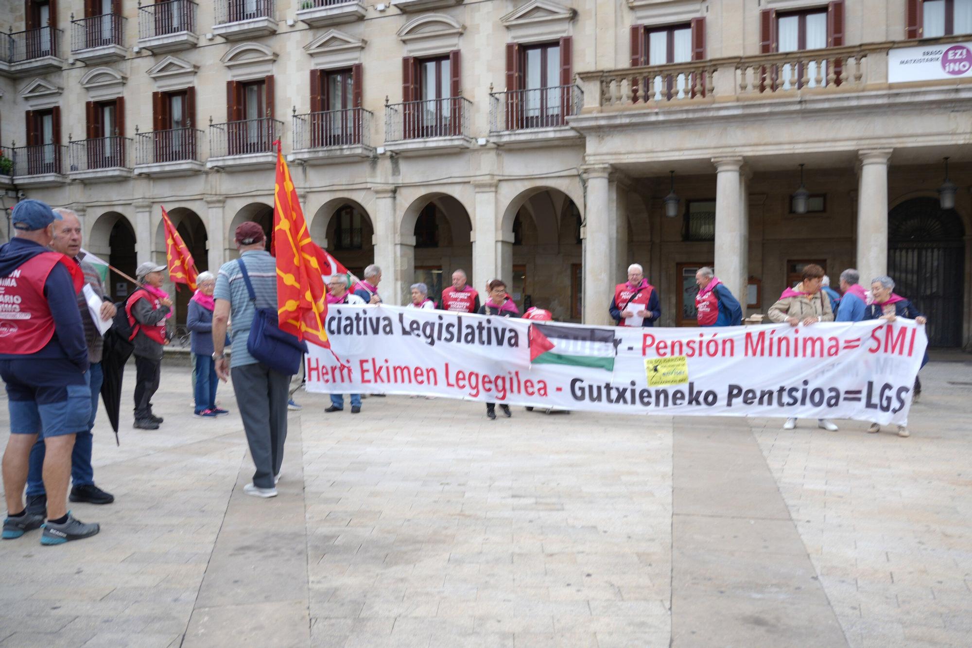 En imágenes: Los pensionistas retoman sus concentraciones en Vitoria