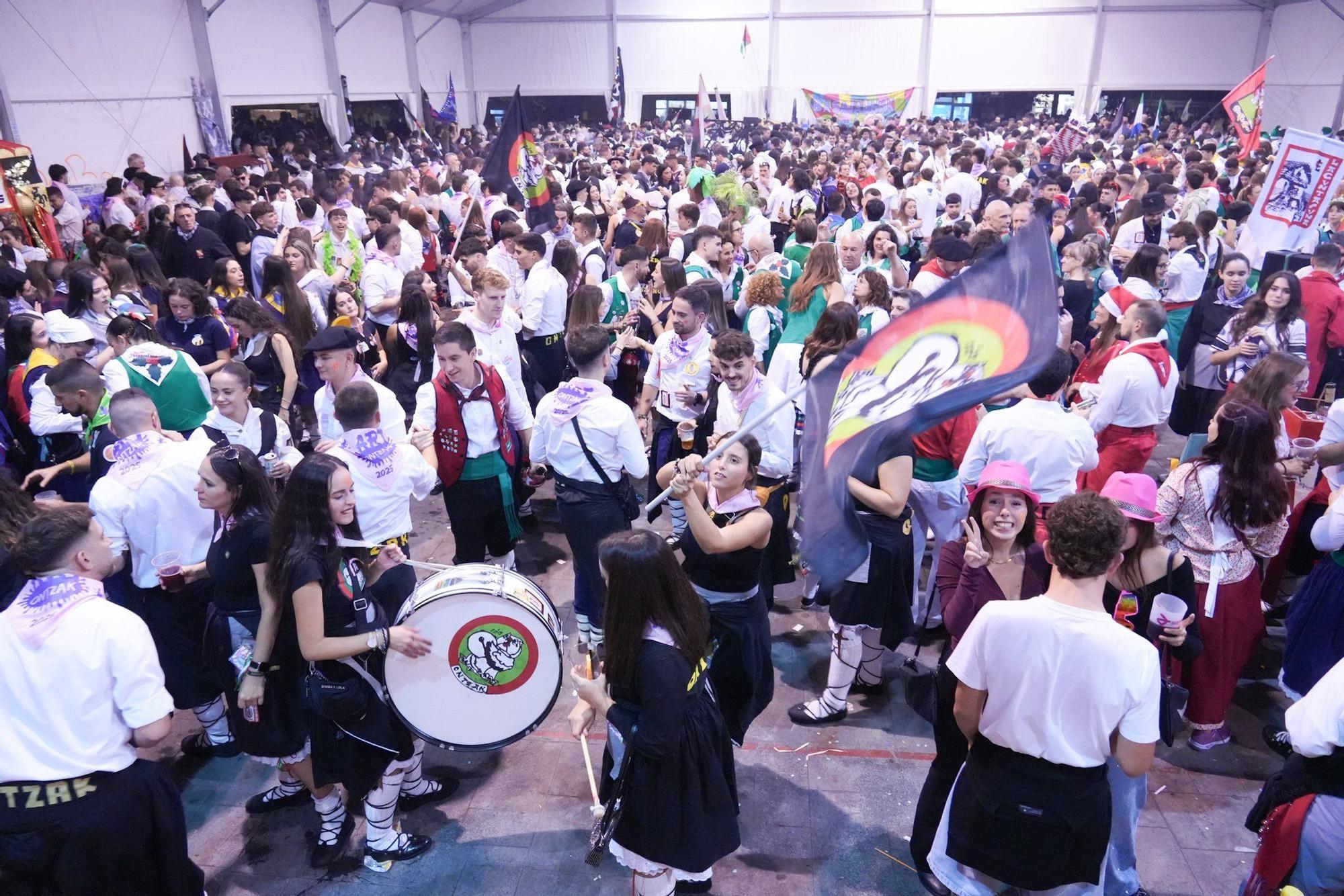 Yeray González da la salida a la intensa maratón de 9 días de fiestas de Basauri con las cuadrillas invadiendo las calles