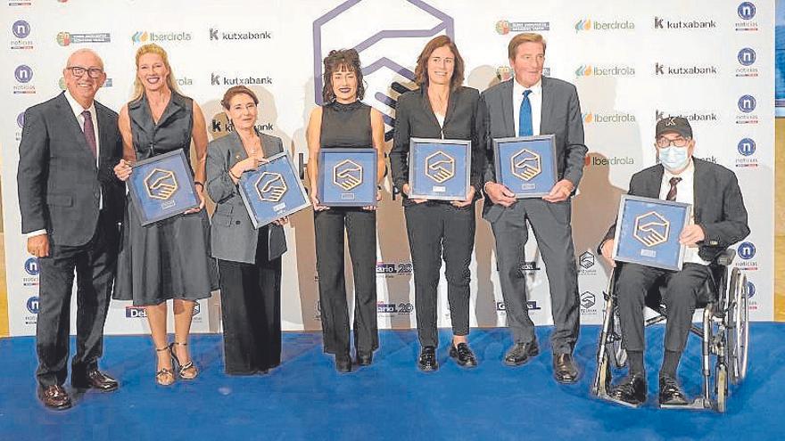 Juanjo Baños junto  a Anne Igartiburu,  María Bayo, Ana Fernández de Arbina, Edurne Pasaban, John Garamendi y Kepa Junkera