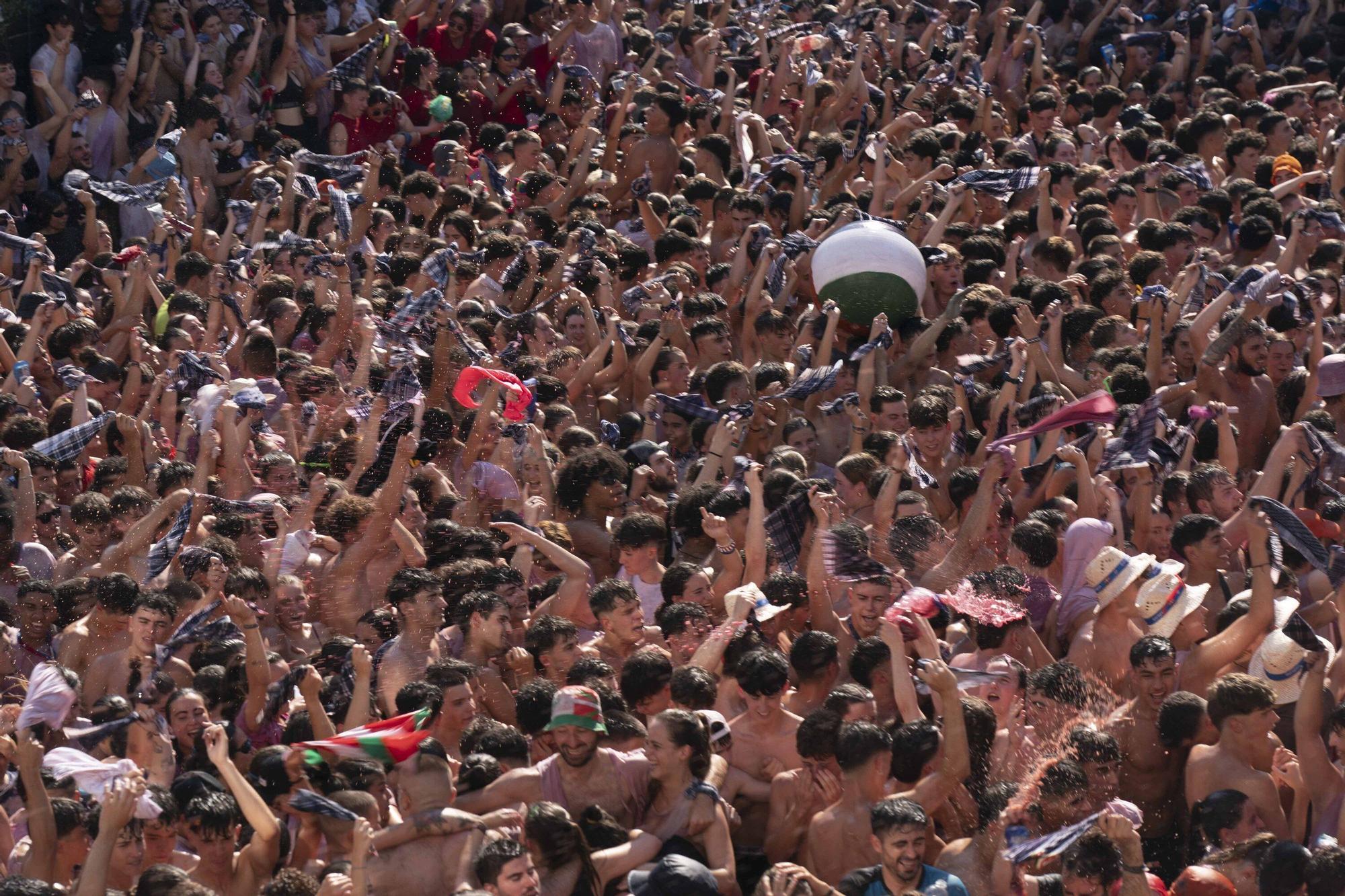 En imágenes: Así ha sido la bajada de Celedón en 2025