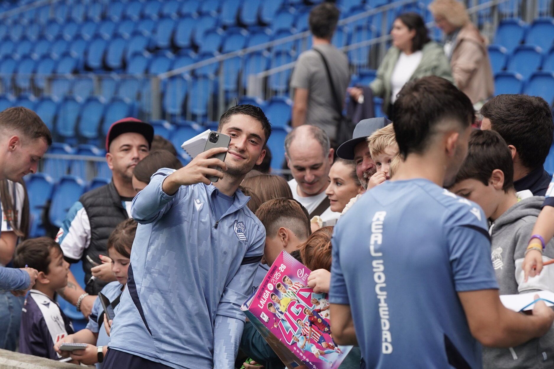 El entrenamiento de la Real a puerta abierta en Anoeta, en imágenes