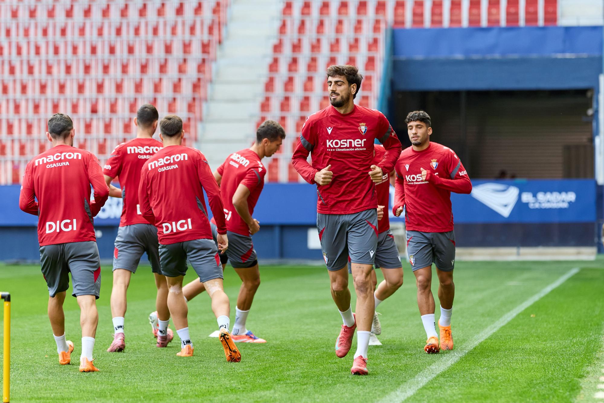Fotos del entrenamiento de Osasuna en El Sadar (23 de octubre de 2025)