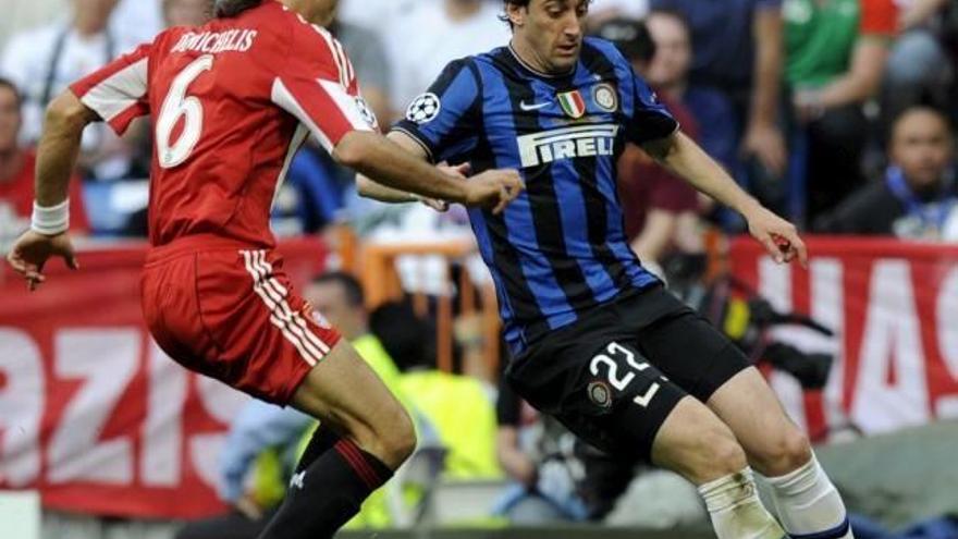 Diego Milito intenta controlar el balon ante la presencia de Demichelis.