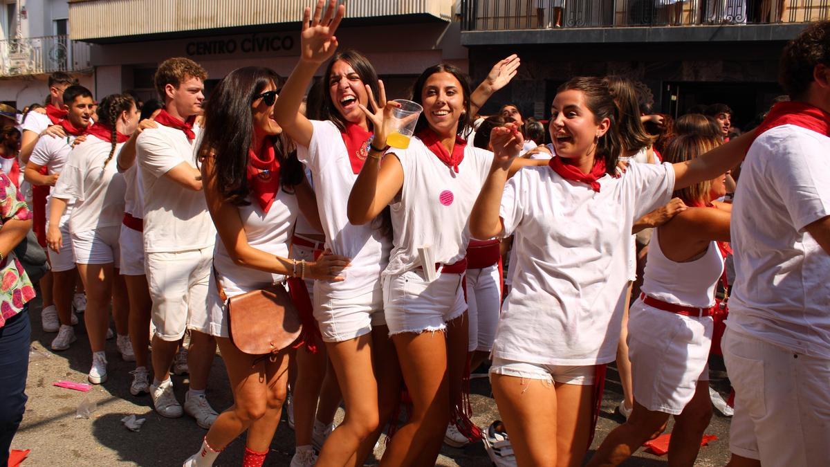 Cabanilleros y cabanilleras bailando tras el chupinazo.