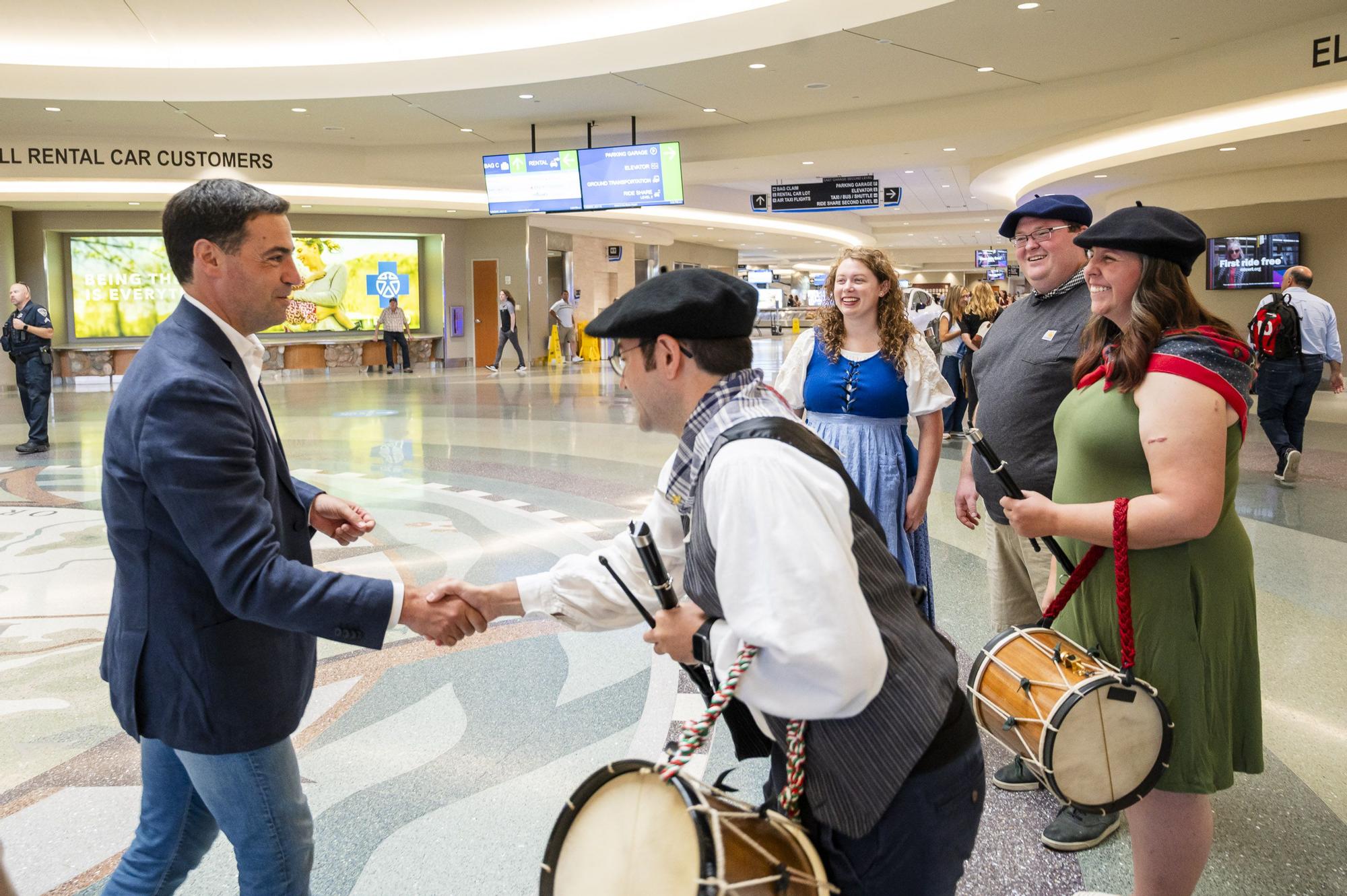 El lehendakari, Imanol Pradales, es recibido en el aeropuerto de Boise (Estados Unidos) a su llegada para participar en el Jaialdi