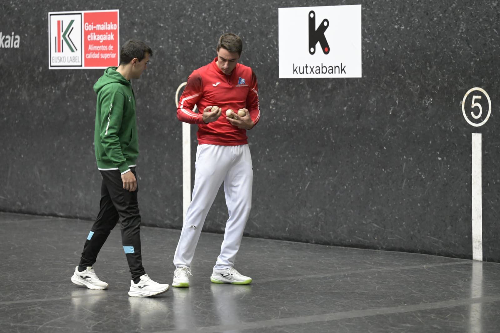 Peio Etxeberria (colorado) y Javier Zabala (azul) eligen material para la final del Cuatro y Medio.