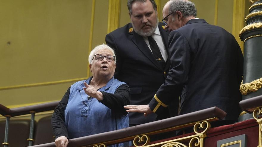 Una mujer interrumpe la sesión tras el voto en contra de PP, UPN, Junts y Vox a la subida de las pensiones: "Sois una vergüenza"