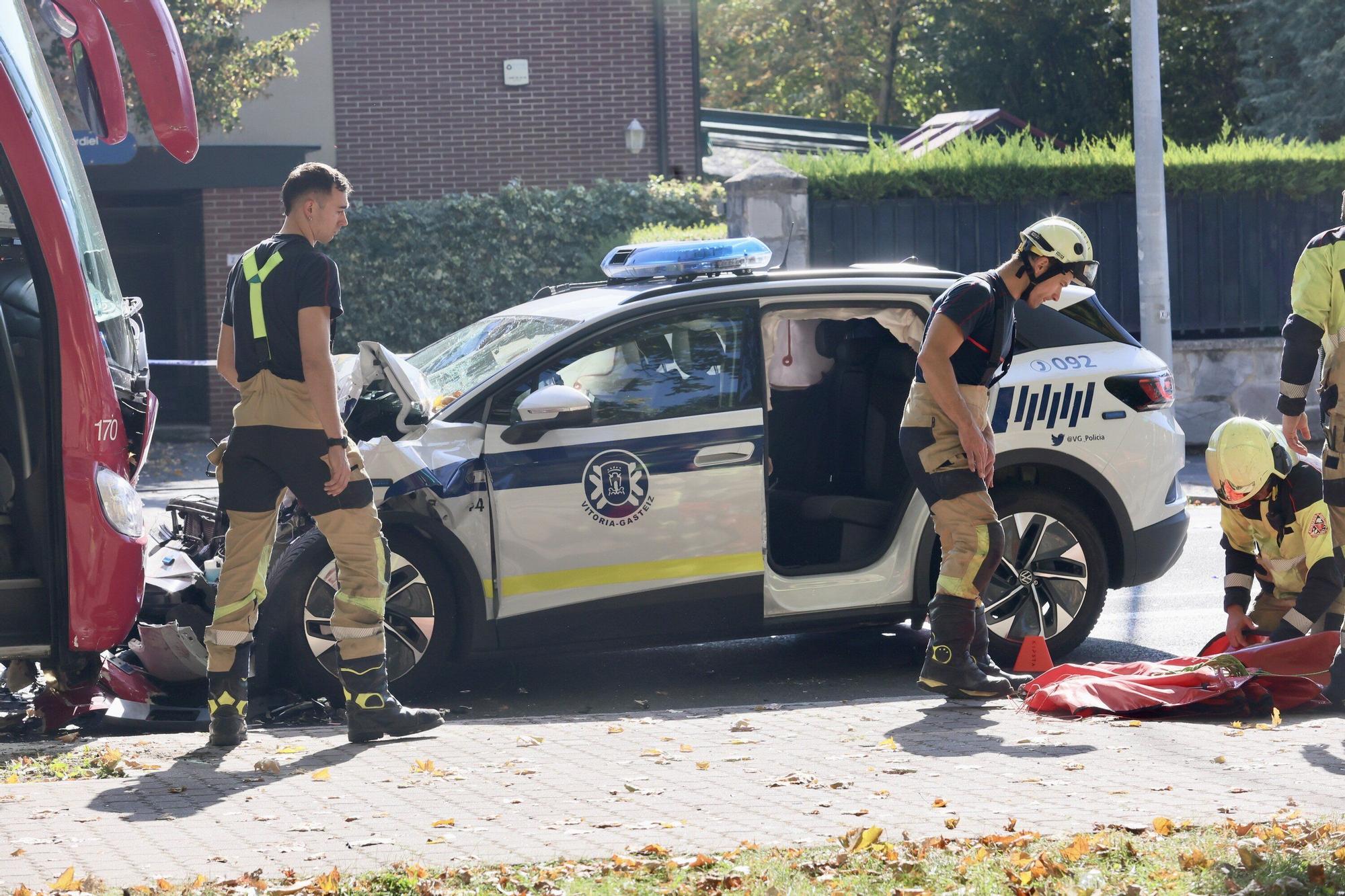 Un coche de la Policía Local se empotra contra un autobús