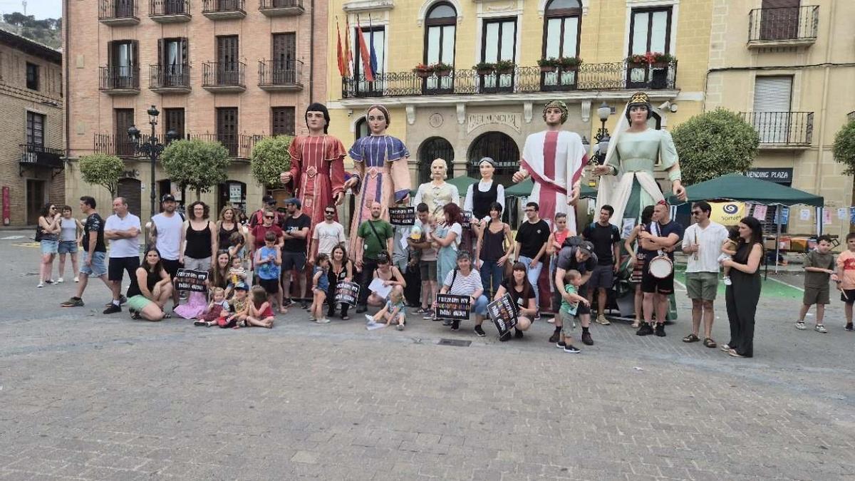 Acto de Sortzen para reclamar una línea de modelo D en el colegio público de Falces.