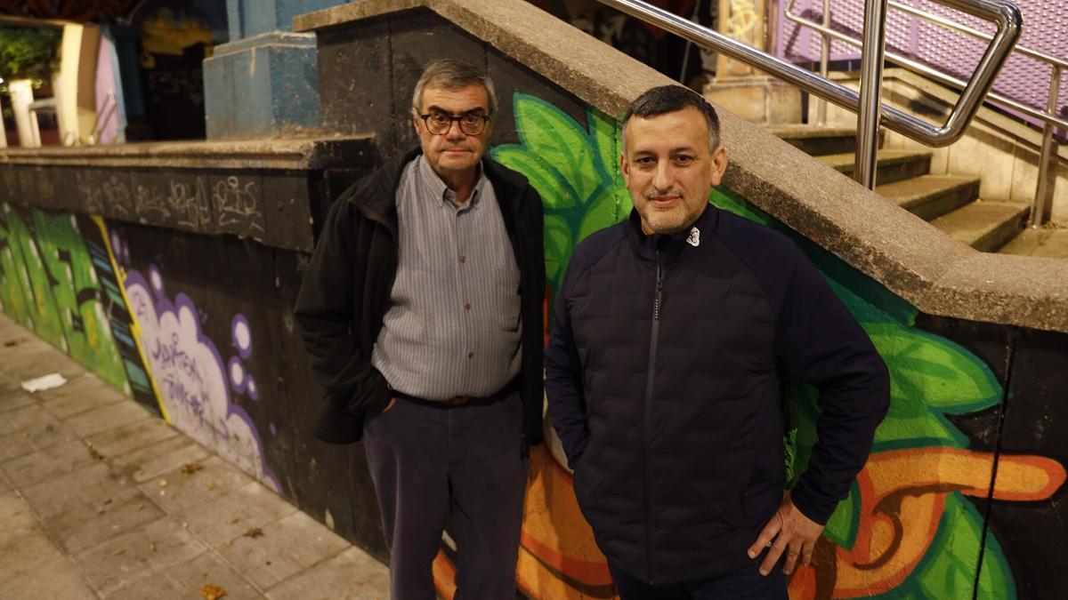 Txetxu Barandiaran y Miguel Gómez posan en la plaza de Rekalde.