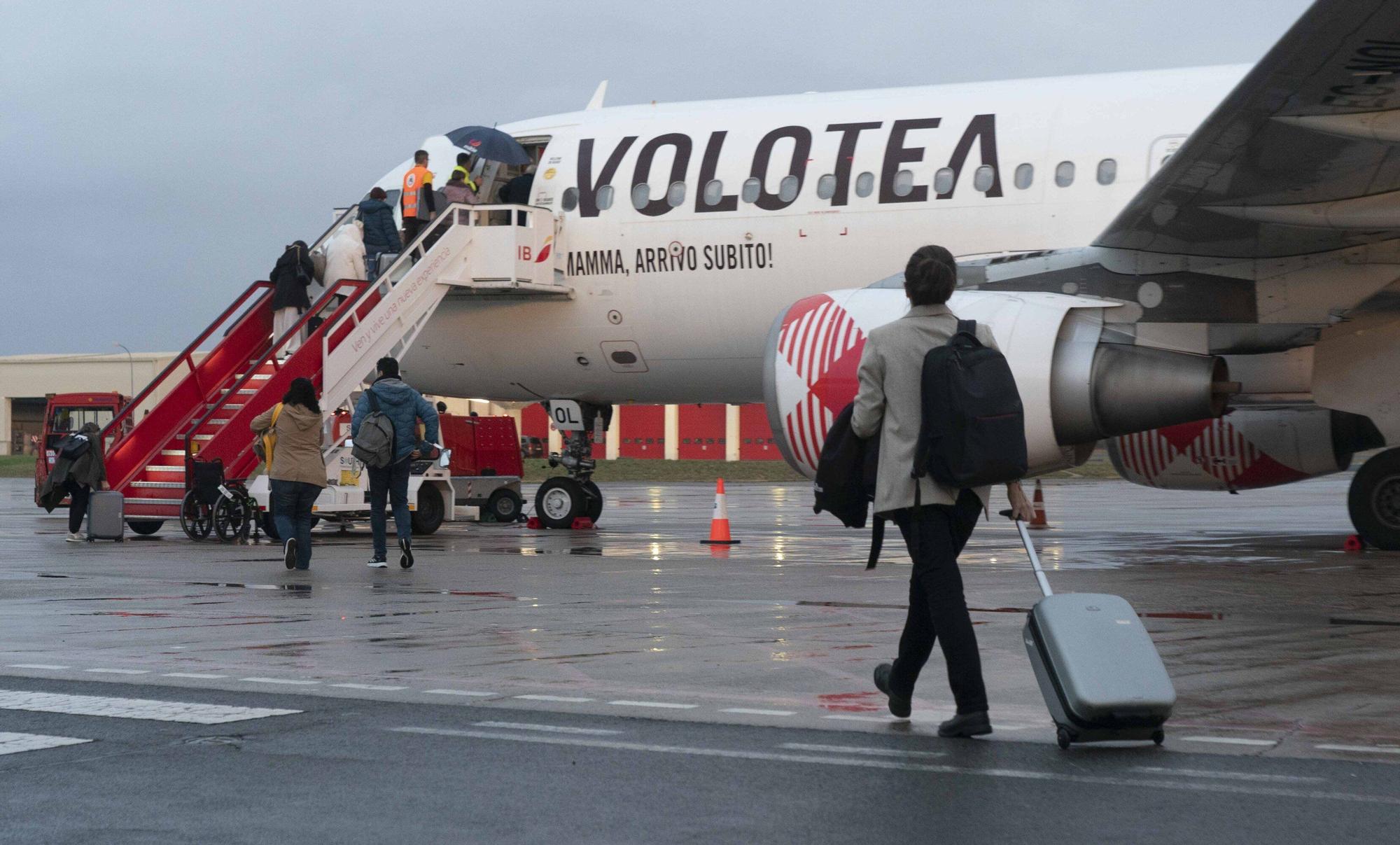 En imágenes: Foronda estrena los vuelos regulares a Barcelona y Madrid