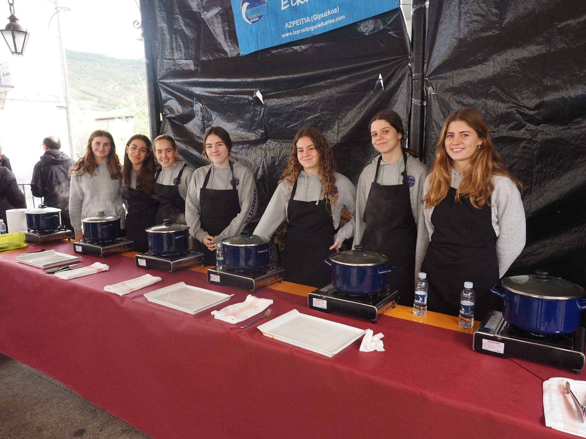 Vino y chorizo, fórmula imbatible contra el mal tiempo en Azpeitia