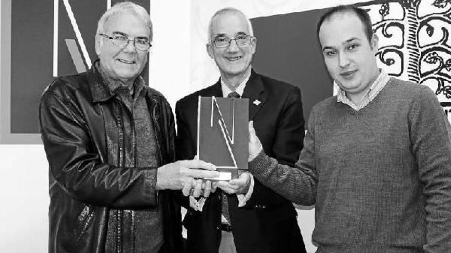 Julio Elejalde, José María Muñoa (presidente de Eusko Ikaskuntza) y Gorka Álvarez Aranburu, responsable del euskaltegi madrileño.