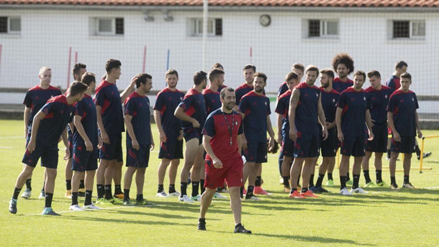 Diego Martínez, dando instrucciones a sus jugadores este jueves en Tajonar.