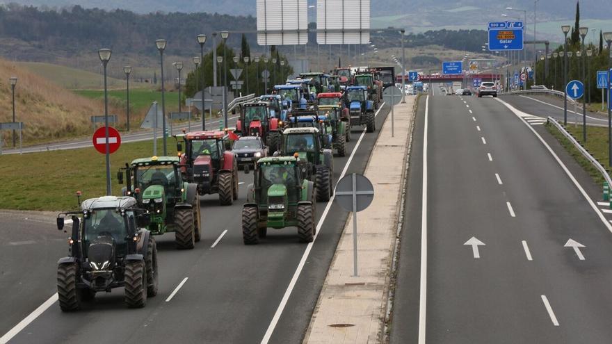 Agricultores navarros se unen a una tractorada francesa que afectará al tráfico en la A-8