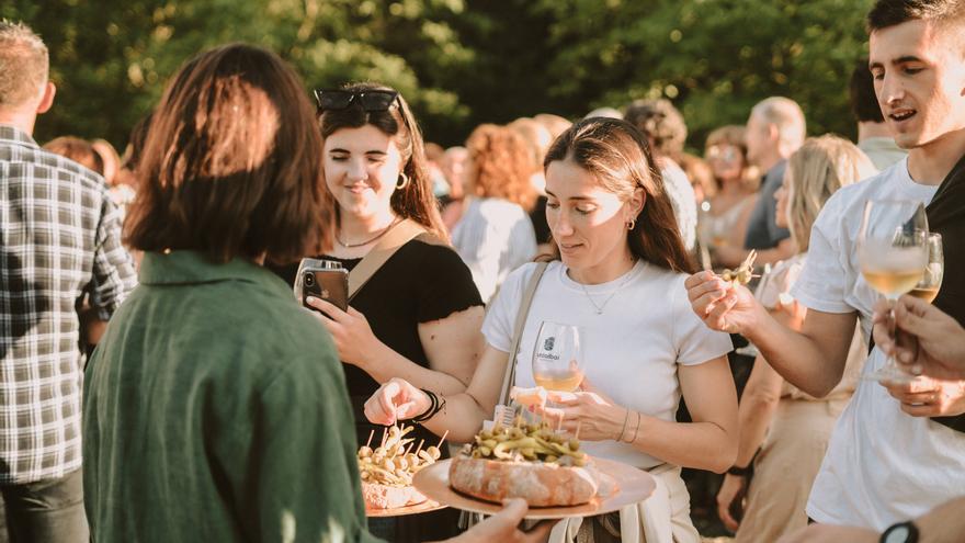 Txakoli, gastronomía, humor y música componen una experiencia única en el corazón de Urdaibai
