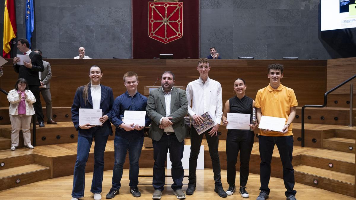 El equipo del IES Alsasua BHI, ganador en euskera.