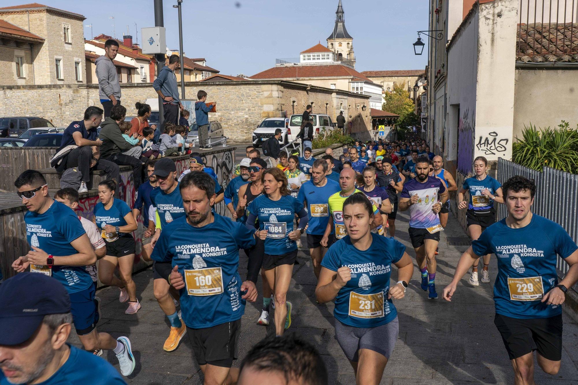 En imágenes: Un millar de corredores atraviesan la almendra