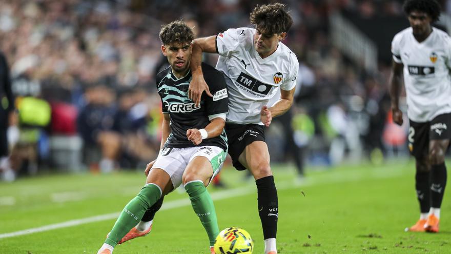 El exrojillo Ez Abde, víctima de racismo en Mestalla, que vuelve a poner a la afición del Valencia en el foco