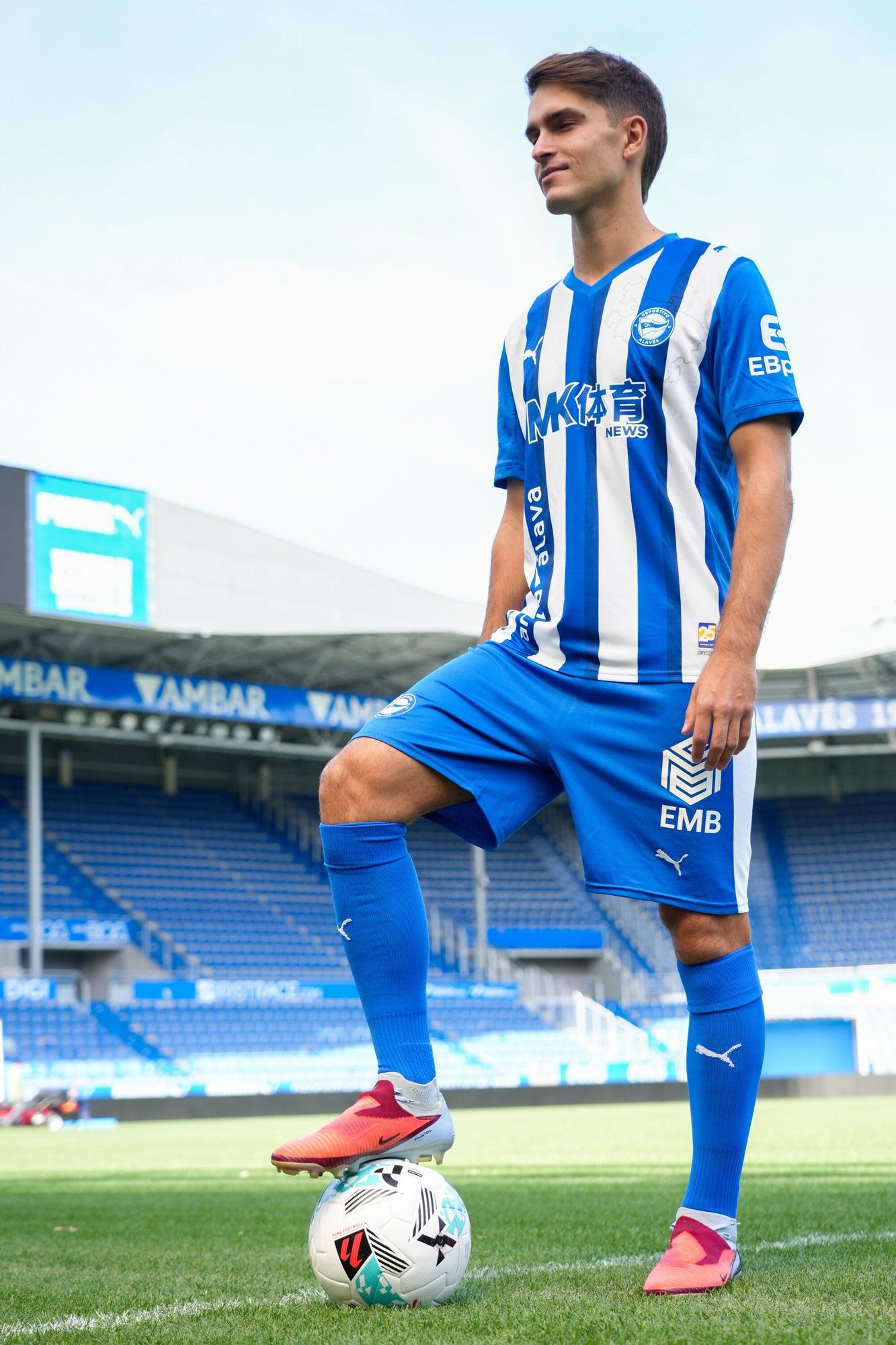 En imágenes: Presentación de Denis Suárez como jugador del Alavés