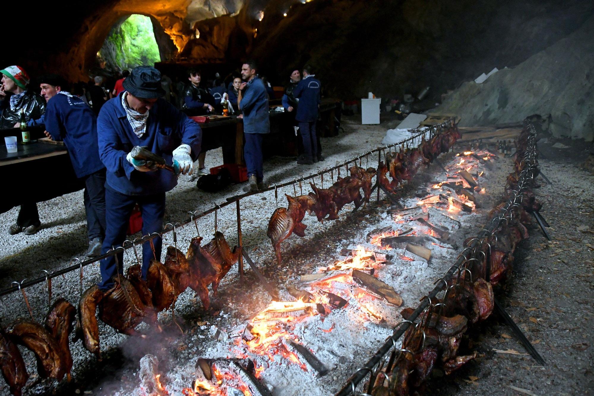 800 personas disfrutan un año más del zikiro rey en Navarra, el Zikiro de Zugarramurdi