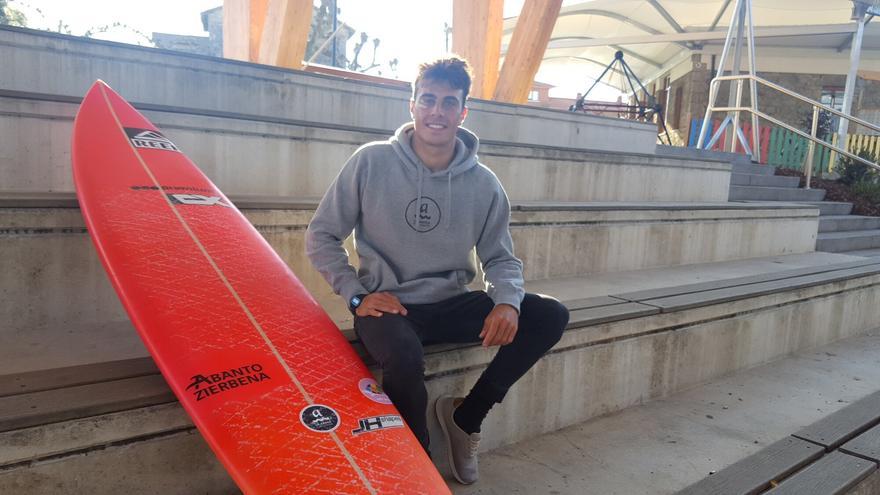 Lander Sánchez, surfista con raíces mineras