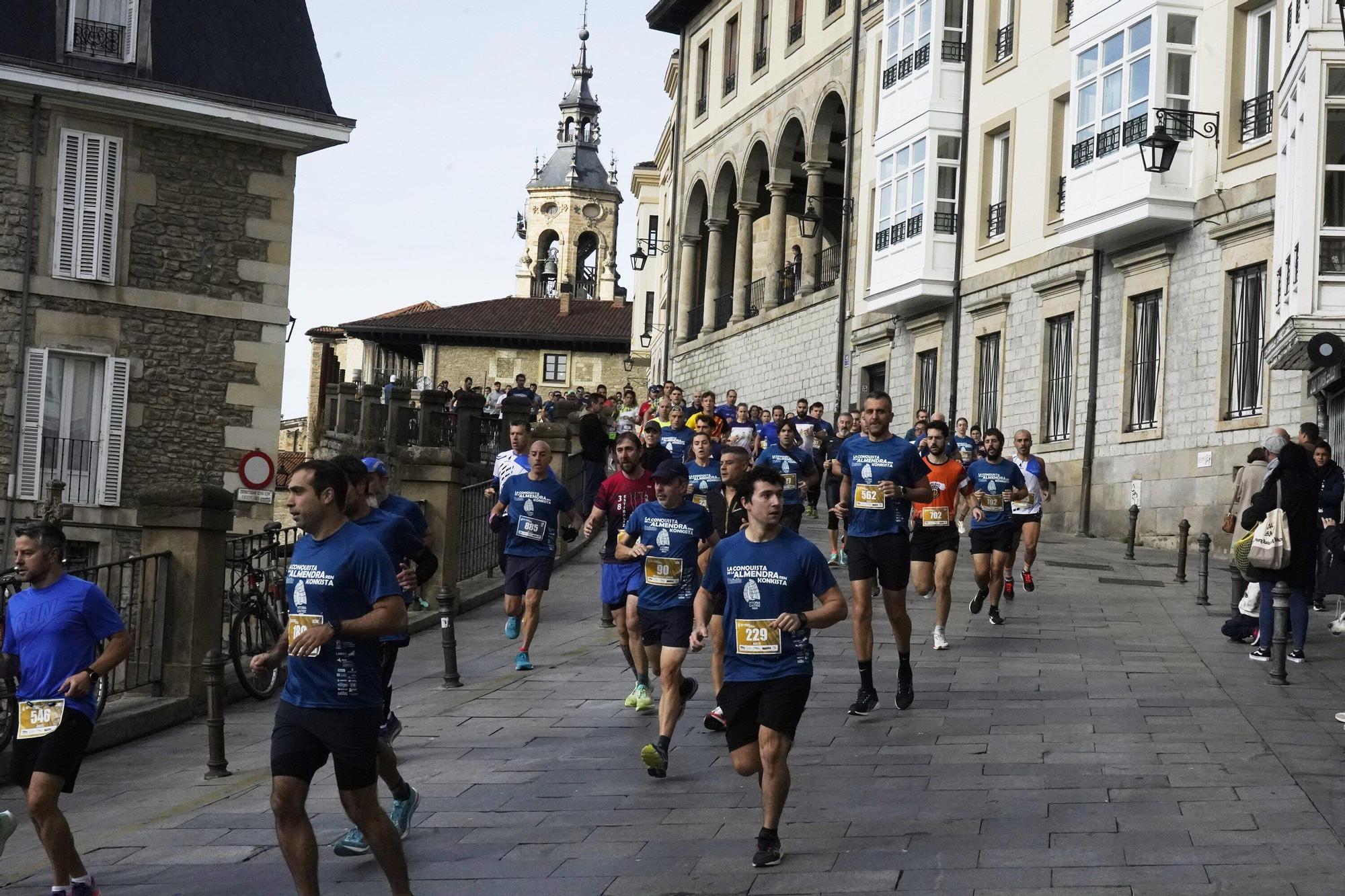 En imágenes: Miles de personas conquistan la Almendra de Gasteiz