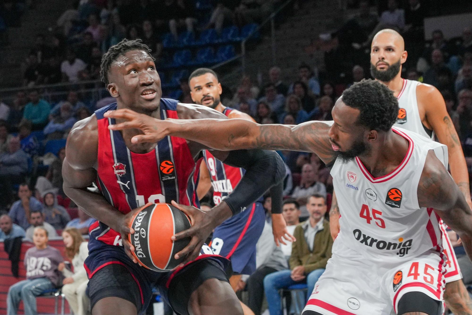 Todas las imágenes del Baskonia - Olympiacos en el Buesa Arena