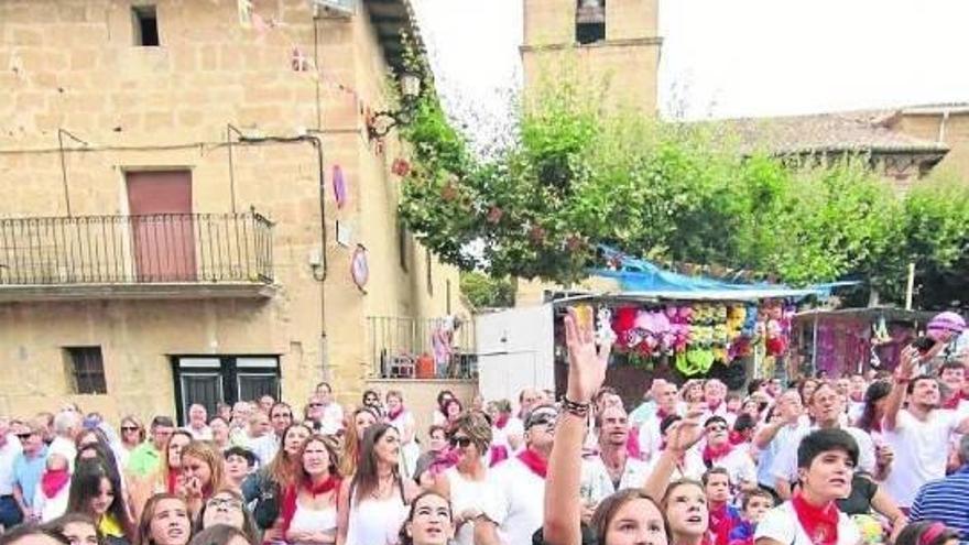 Un grupo de chicas disfruta del cohete de fiestas de Oteiza el año pasado.