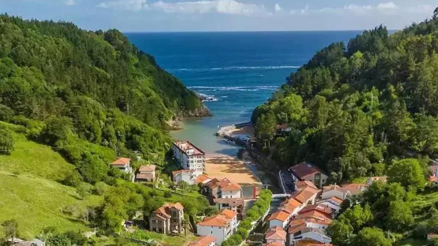 El influencer Eleder Iglesias triunfa con su comparación entre el pueblo con el nombre más largo de Euskal Herria y el más corto, que está en Bizkaia