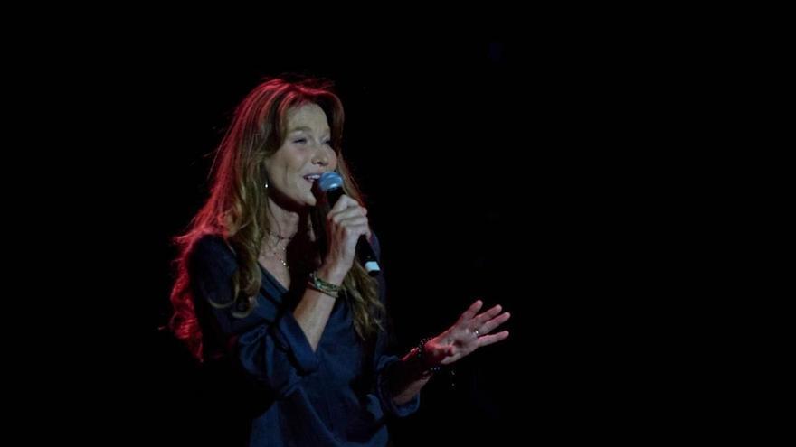 Carla Bruni anuncia que ha concluido su tratamiento contra el cáncer de mama
