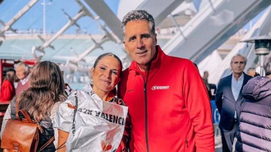 El emotivo encuentro entre los navarros Miguel Induráin y Verdeliss en la meta de la Maratón de Valencia: &quot;Paisanos&quot;