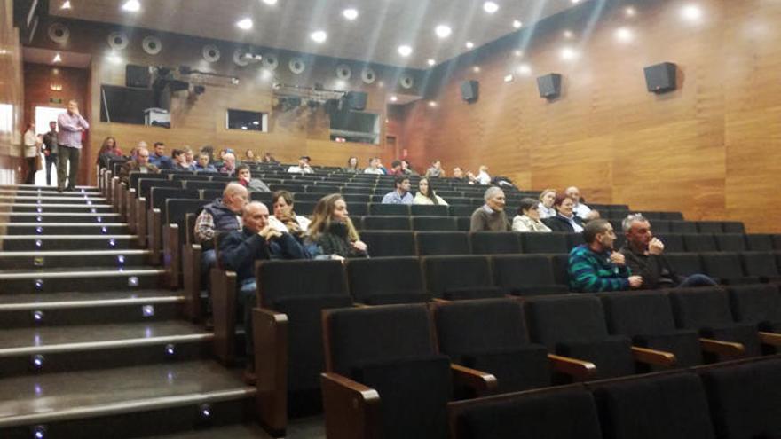 Asistentes al sorteo celebrado ayer en la Kultur Etxea de Urduliz.C. Zárate