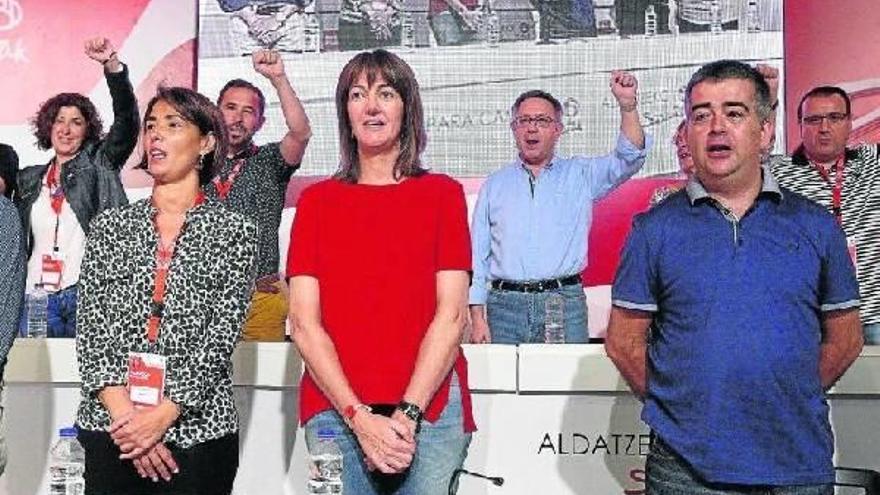 Mendia, flanqueada por Begoña Gil y Miguel Ángel Morales, en una imagen de archivo