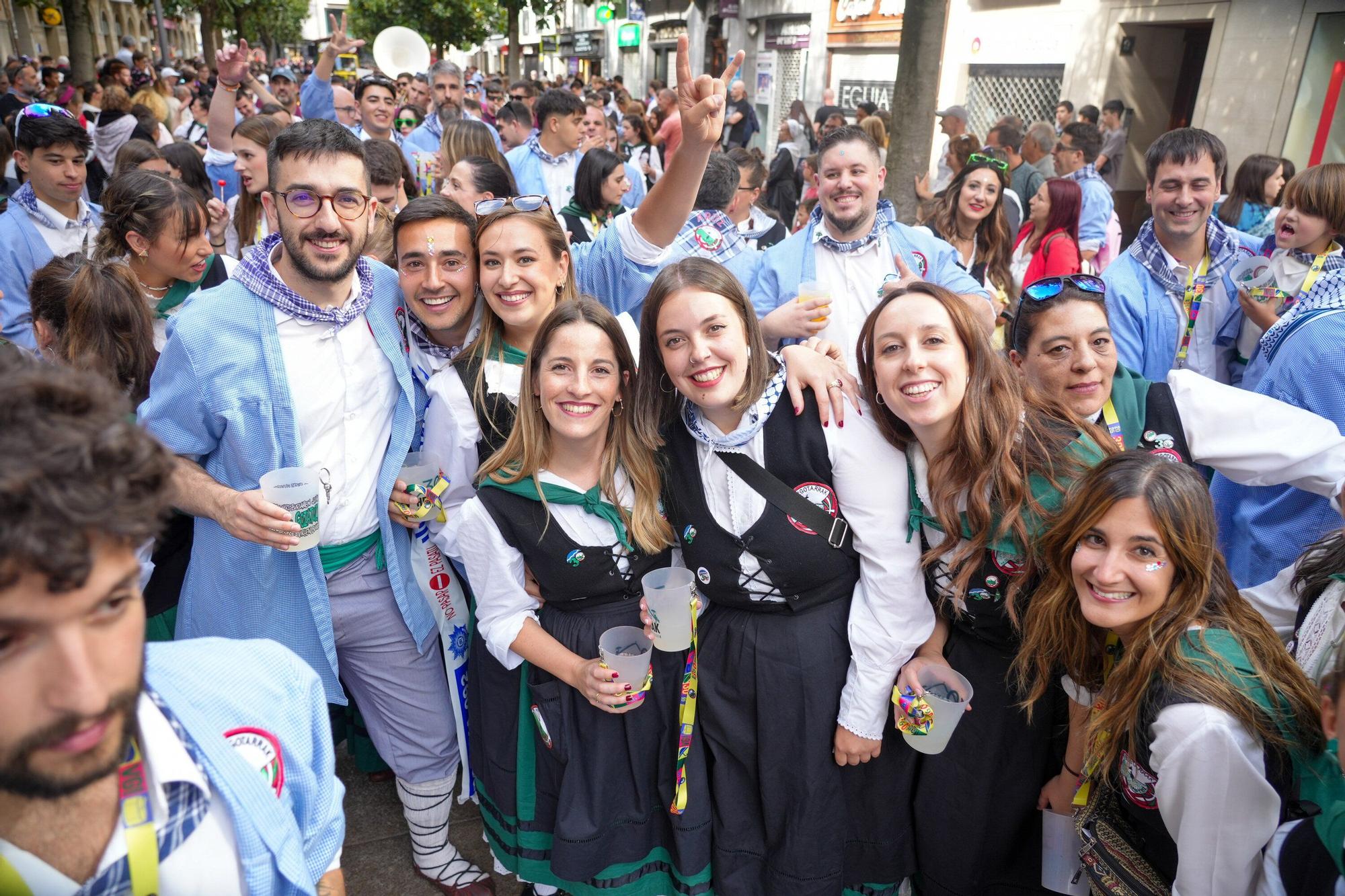 En imágenes: Blusas y neskas desfilan en una kalejira por Santiago