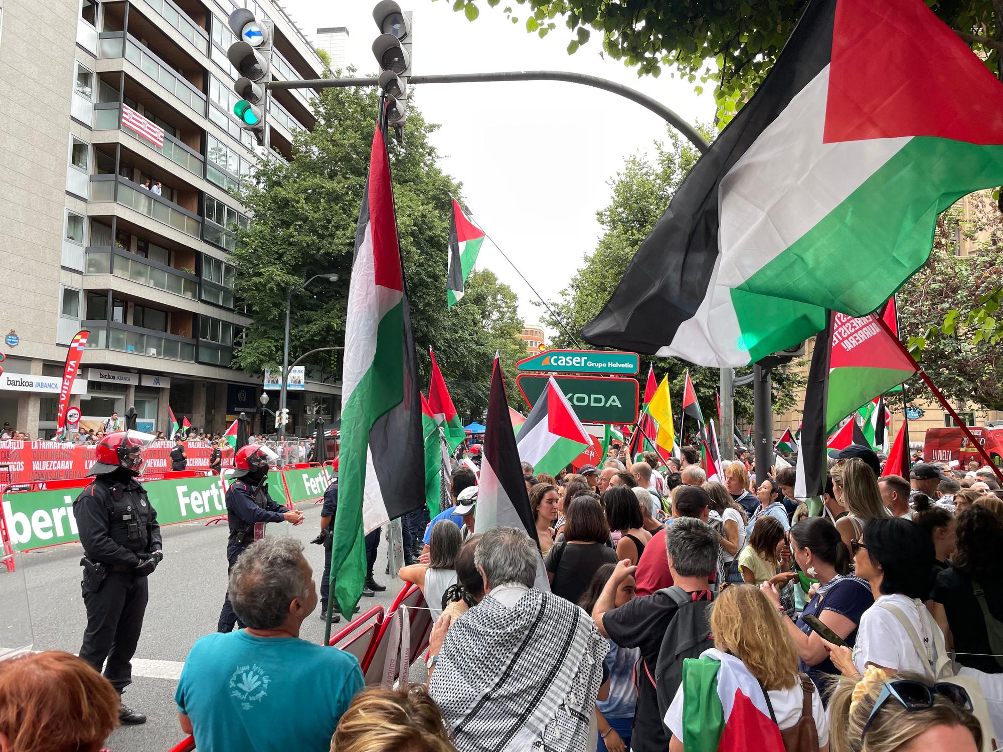 En imágenes: protesta contra el Israel al paso de la La Vuelta por Bilbao